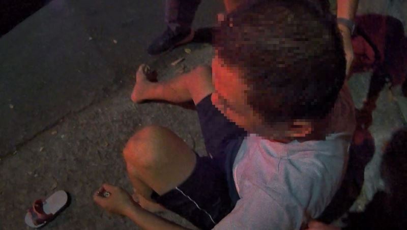 男子疑身體不適跪在路邊  公園警協助救護