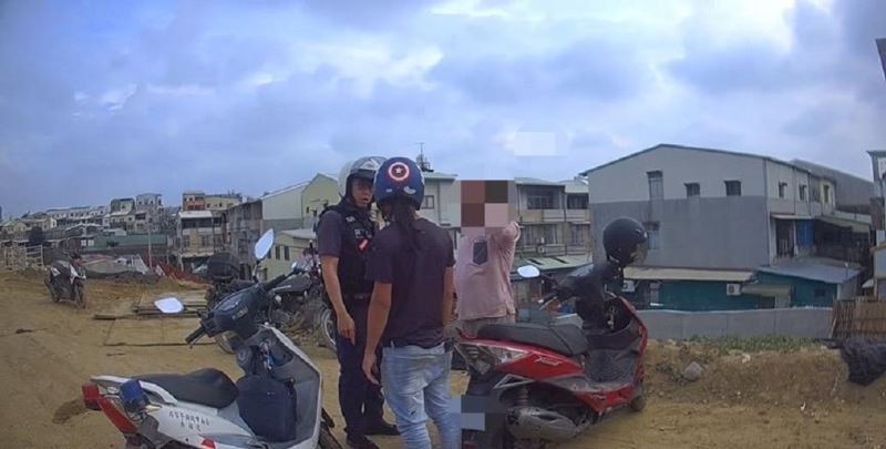失聯移工遇警盤查轉身逃跑,投入員警「懷中」當場逮個正著 失聯移工遇警盤查轉身逃跑,投入員警「懷中」當場逮個正著