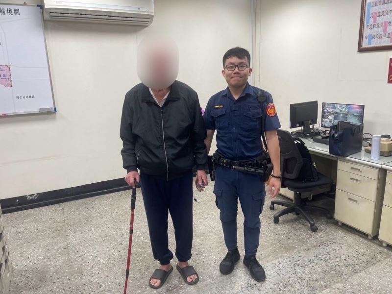 年邁老翁思念女兒 深夜搭車遍尋不著 南警即時協助家人見面 年邁老翁思念女兒 深夜搭車遍尋不著 南警即時協助家人見面