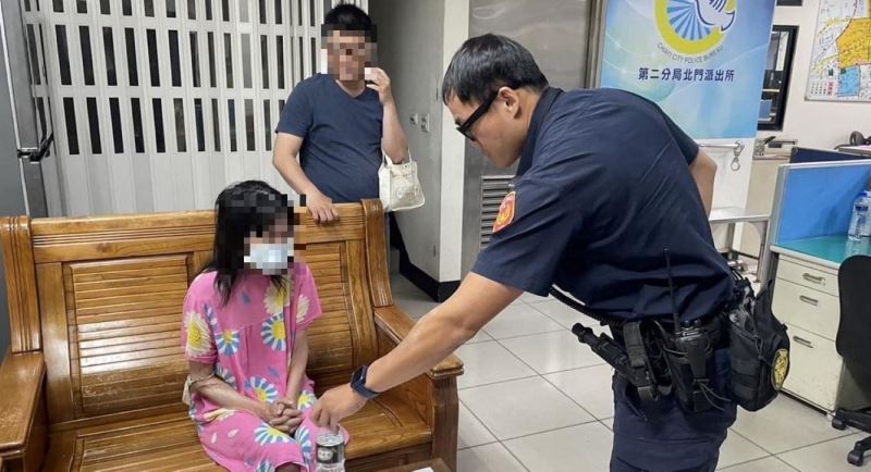 老婦蹲坐市農會門口 北門暖警尋獲失蹤人口 老婦蹲坐市農會門口 北門暖警尋獲失蹤人口