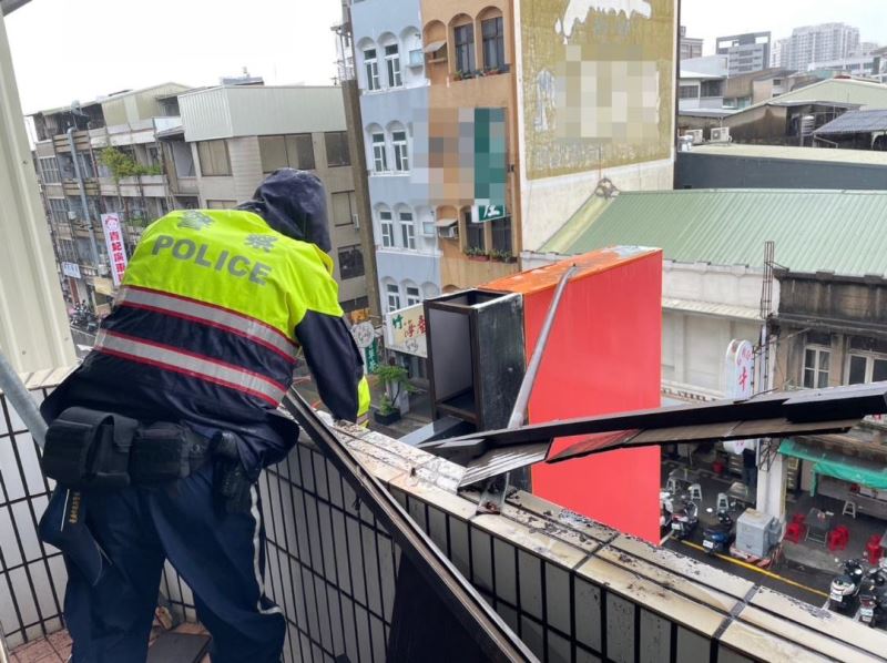 鐵條高處搖搖欲墜 南警管制排除確保安全 鐵條高處搖搖欲墜 南警管制排除確保安全