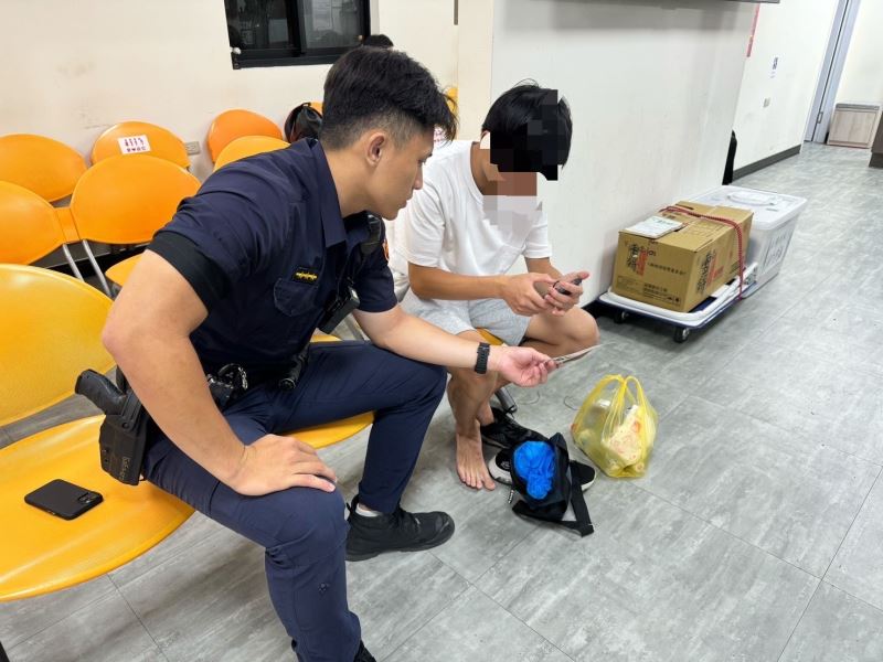 15歲中學生颱風夜南下訪友迷路,熱心警提供食物協助購票返家 15歲中學生颱風夜南下訪友迷路,熱心警提供食物協助購票返家