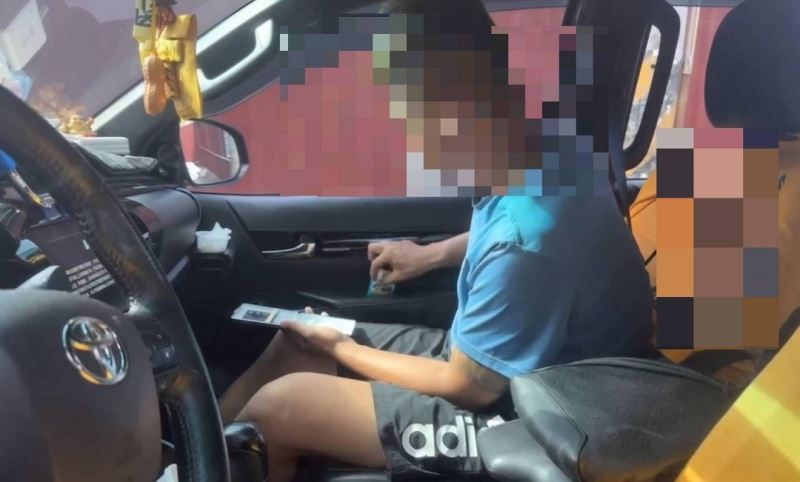 違規停市場旁藉人潮掩護 男光天化日躲車內吸毒 不知員警在車窗旁全都錄 違規停市場旁藉人潮掩護 男光天化日躲車內吸毒 不知員警在車窗旁全都錄