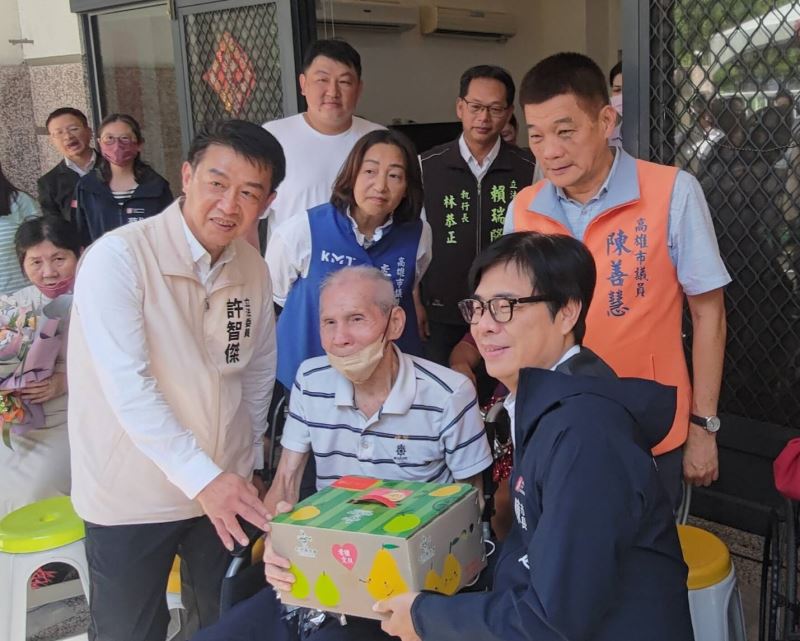陳其邁慰訪左營區長照機構 宣布提高中低收失能長者養護補助 陳其邁慰訪左營區長照機構 宣布提高中低收失能長者養護補助