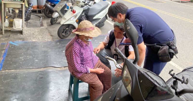 失智老婦人呆站店外 南門暖警協助返家 失智老婦人呆站店外 南門暖警協助返家