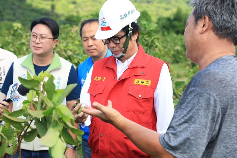 陳其邁趕赴大社、燕巢視察農損 向中央積極爭取全品項現金救助 從優從寬進行災害履勘
