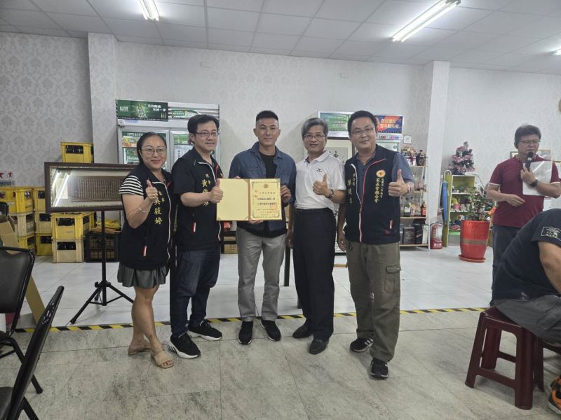 西港區成功國小家長會長交接及敬師餐會溫馨登場，佳里警分局到場宣導反詐騙。