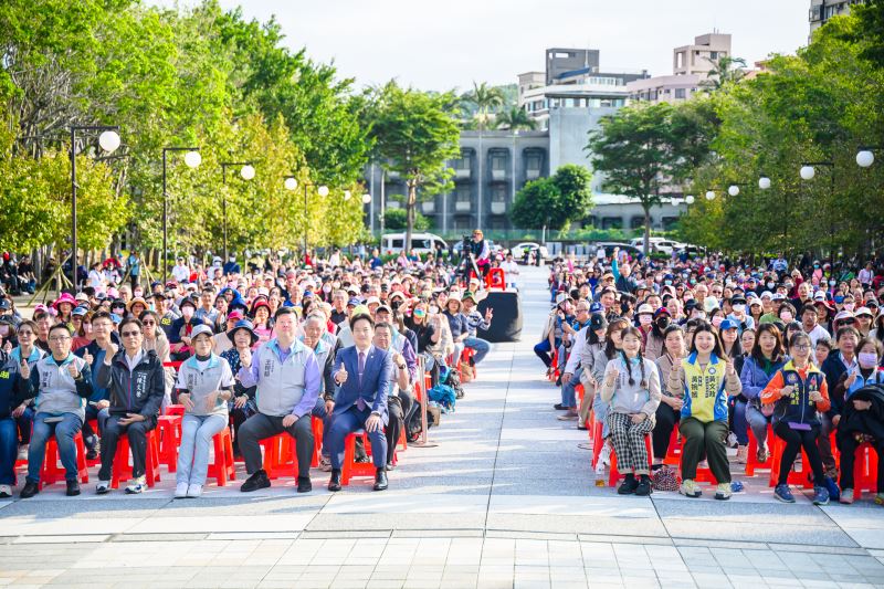 竹市秋韻民歌音樂會登場 民歌傳奇人物齊聚風城熱力開唱 邱臣遠代理市長與逾2千市民共度懷舊金曲盛宴