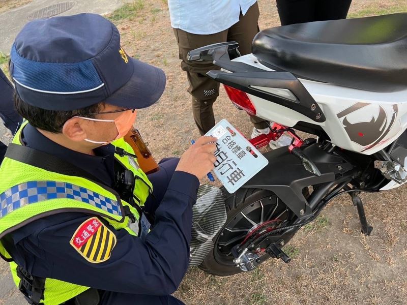 微型電動二輪車全面掛牌正式上路  南警加強取締宣導併行