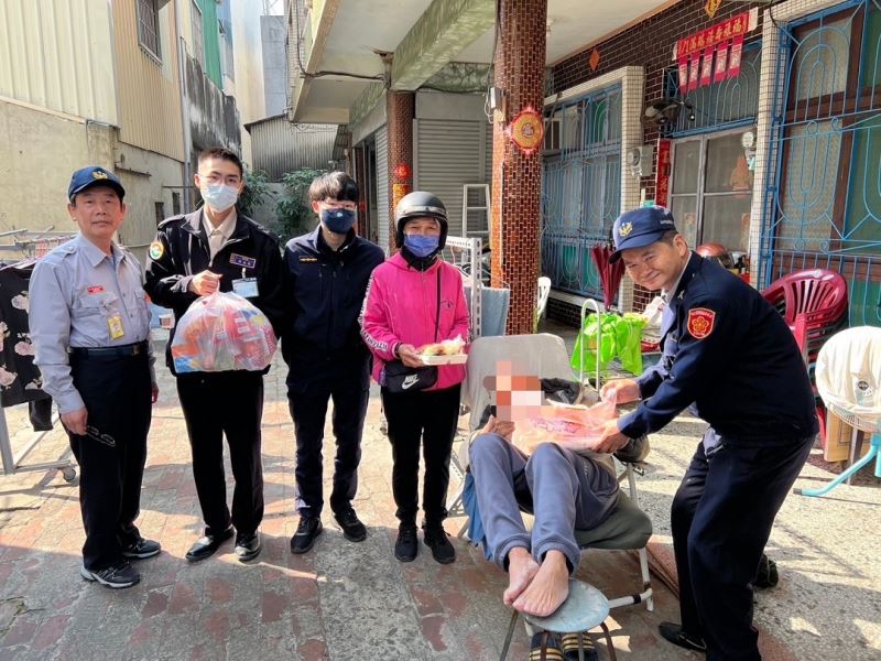 永康警人美心更美,年前送暖助獨居老人度好年 永康警人美心更美,年前送暖助獨居老人度好年