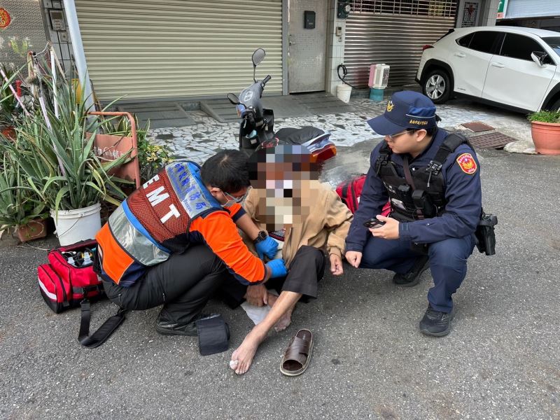 南警即時伸援手 熱心護送路倒七旬老翁平安返家 南警即時伸援手 熱心護送路倒七旬老翁平安返家