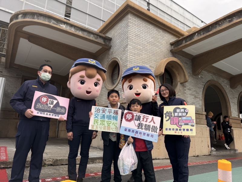 春節「回娘家」火車站人潮車流 南警交通疏導整備就緒 春節「回娘家」火車站人潮車流 南警交通疏導整備就緒