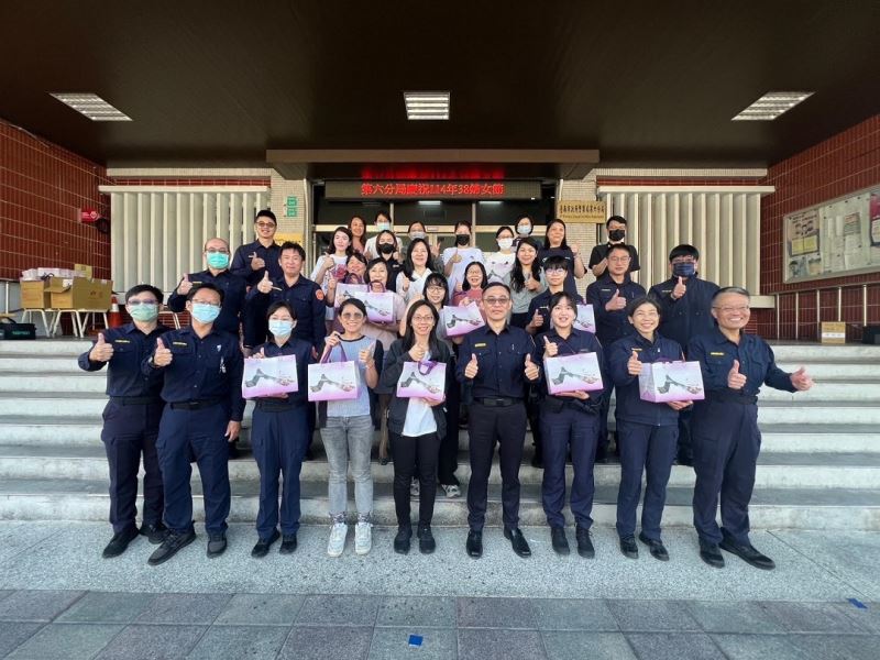 奉獻家庭及職場，南警六分局致贈甜點慶祝婦女節