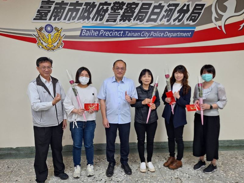 婦女節前夕 白河分局致贈玫瑰花感謝女性同仁之辛勞