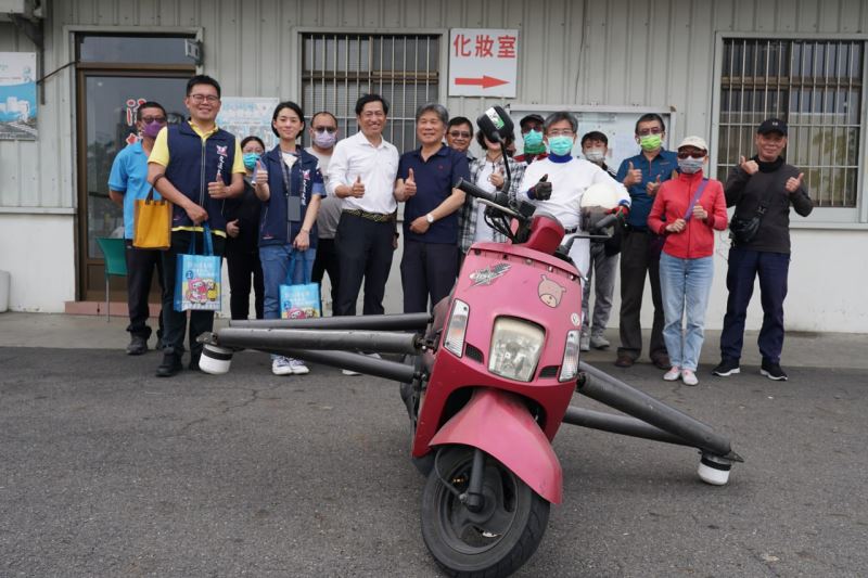 南警與民間團體聯推「美食特攻隊」必修課！ 外送員實戰學「安全上菜」 模擬打滑秒變煞車達人