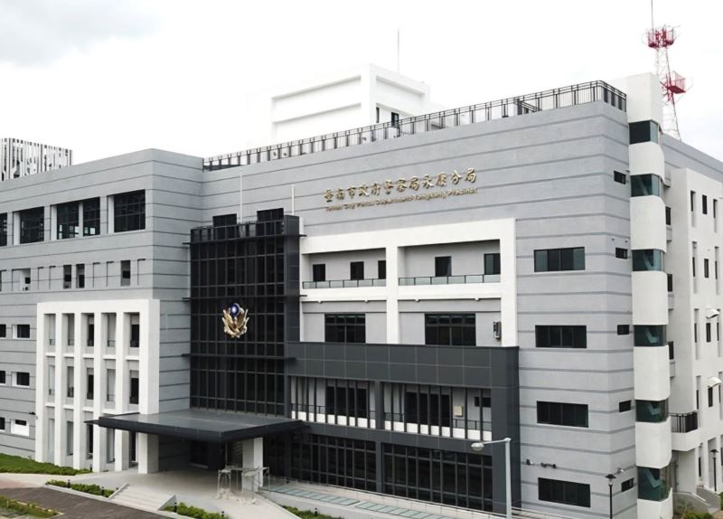 老翁外出身體不適攔車求助,永康警主動載翁平安返家 老翁外出身體不適攔車求助,永康警主動載翁平安返家