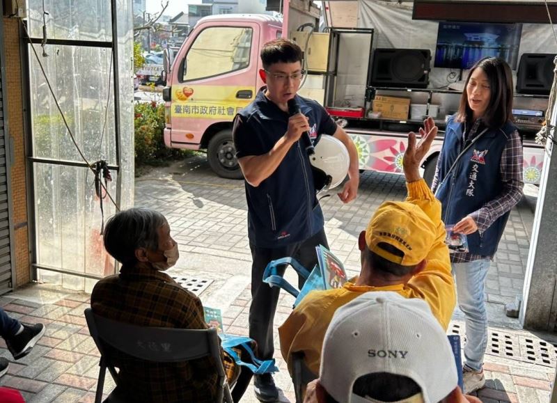 台南交警與長者共同出演情境小短劇 攜手守護銀髮族交通安全 台南交警與長者共同出演情境小短劇 攜手守護銀髮族交通安全