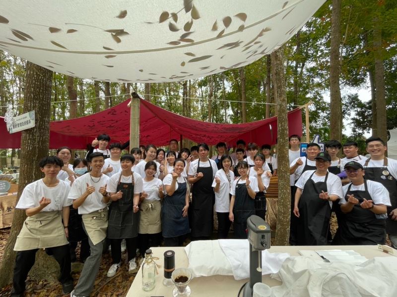 崑大餐飲系師生齊心響應公益 灰熊綠展集布置森林饗宴獲讚賞 崑大餐飲系師生齊心響應公益 灰熊綠展集布置森林饗宴獲讚賞