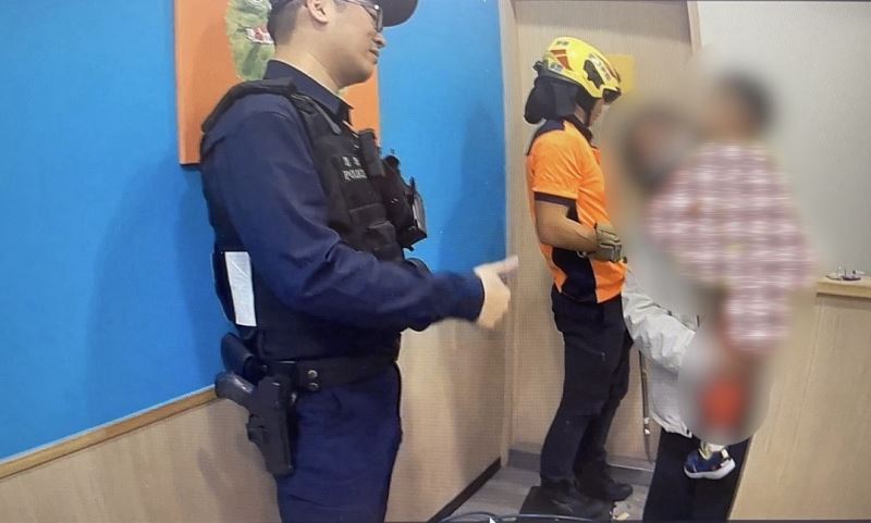警消暖心救援及時破門 母子受困廁所驚魂化平安 警消暖心救援及時破門 母子受困廁所驚魂化平安