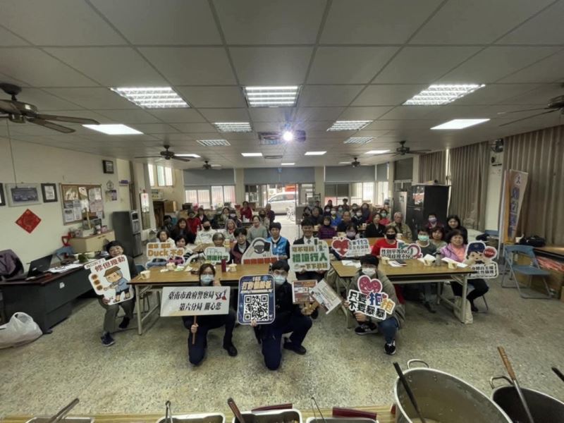 社區型男主廚開課啦! 南警六分局到場化身交通大使料理交通秘笈 社區型男主廚開課啦! 南警六分局到場化身交通大使料理交通秘笈