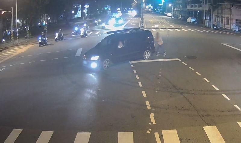 下午進廠晚上又顧路 警化身「推手」即時解圍