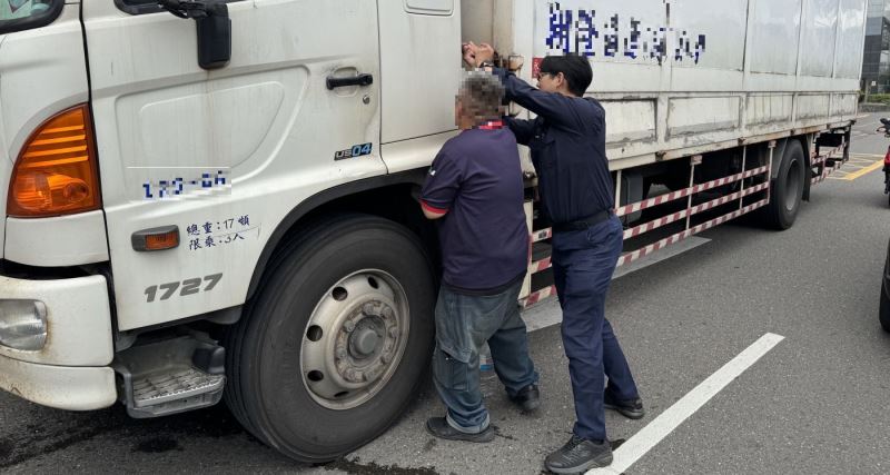 車輛拋錨陷險境  後湖警助推路旁即刻救援