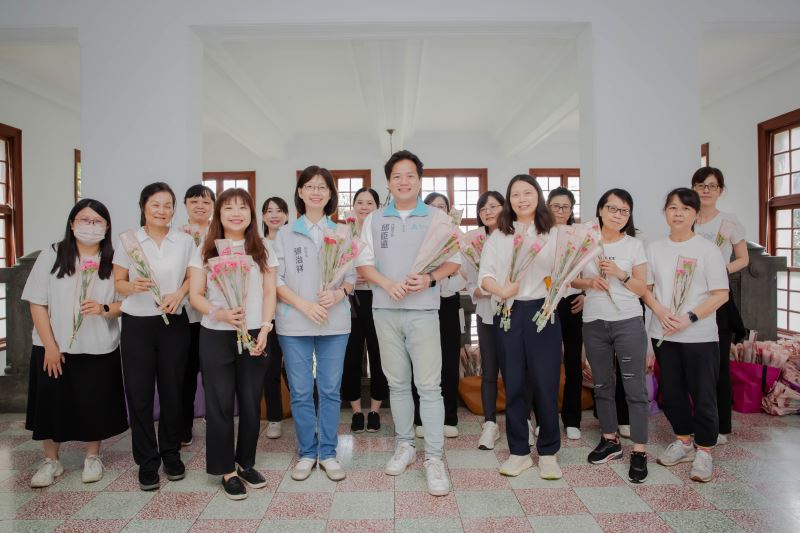 母親節前夕 邱臣遠代理市長贈市府同仁康乃馨 祝福母親節快樂 母親節前夕 邱臣遠代理市長贈市府同仁康乃馨 祝福母親節快樂