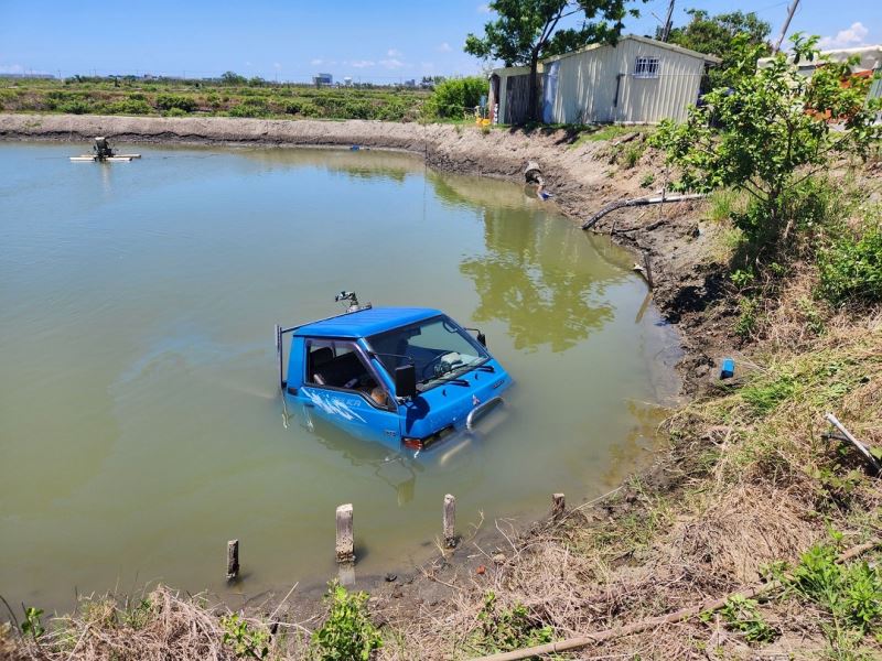 老翁駕車滑落魚塭 南警緊急救援