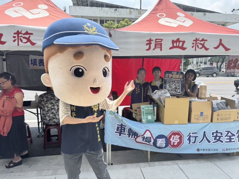 善化警分局配合慶祝警察節，警民力挽袖捐血作公益。