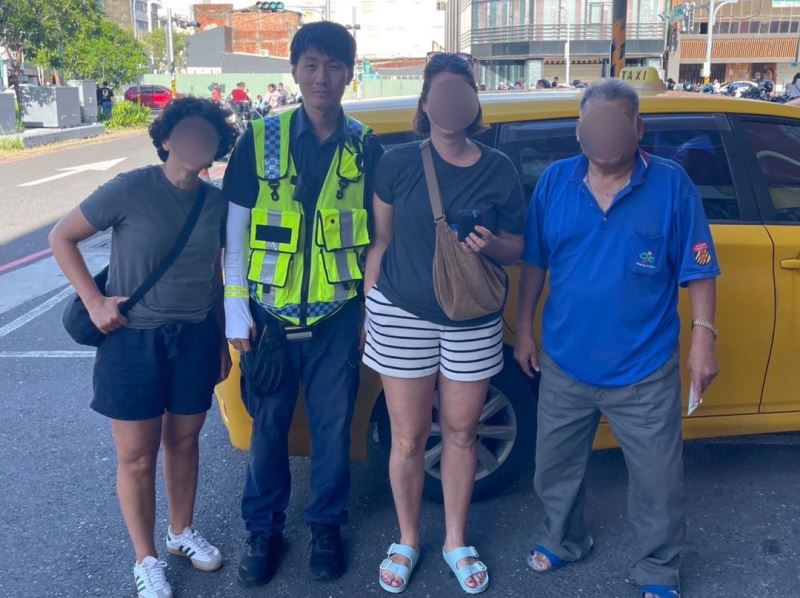 臺南旅遊皮包不慎遺落小黃 警助德籍遊客迅速尋回