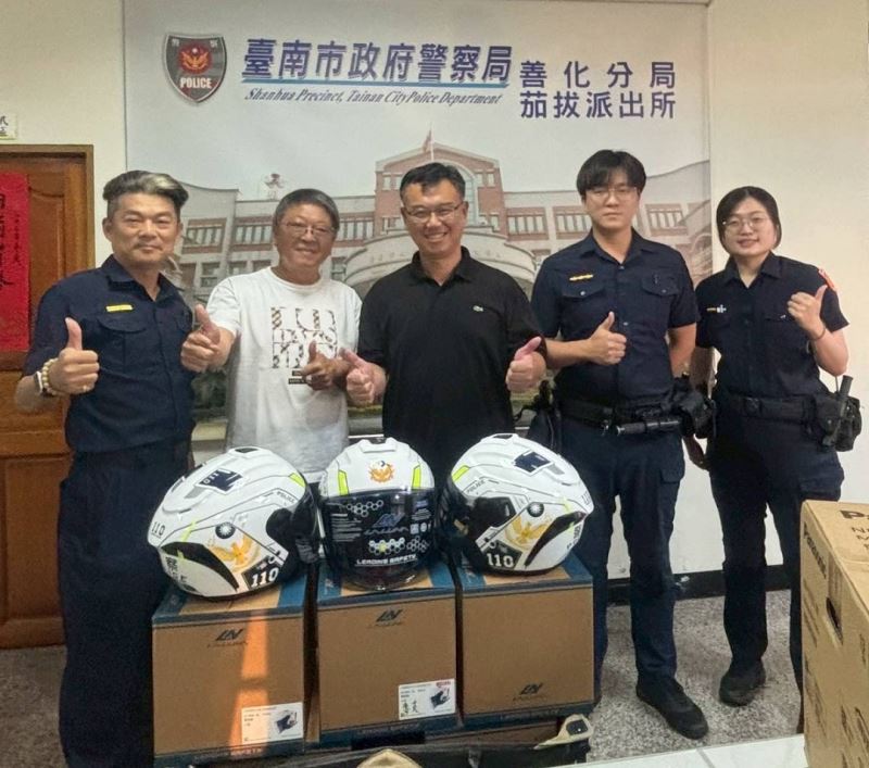 慶祝警察節 捐贈安全帽及餐會