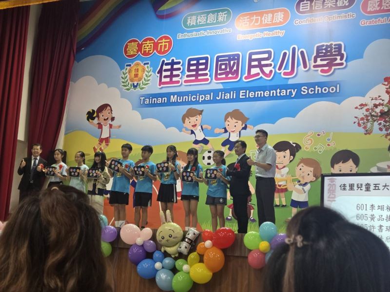 佳里區佳里國小第119屆畢業典禮熱鬧登場，家長不畏風雨到場祝福與期勉。