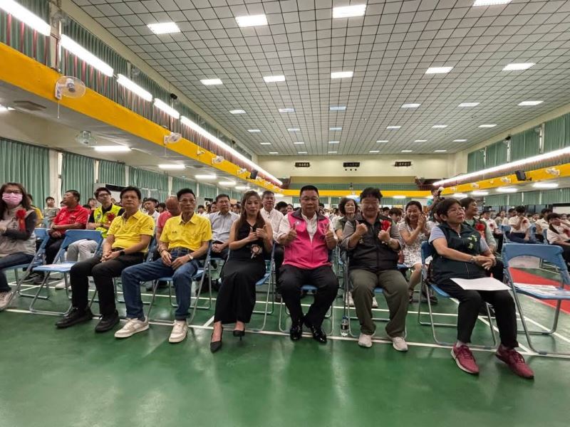 鹽水區鹽水國小國小部第80屆及補校部第25屆畢業典禮熱鬧登場，家長歡喜到場祝福與參加高空焰火晚會。