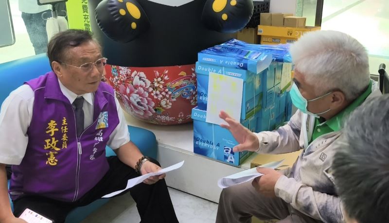 高雄非法選舉看板有礙觀瞻 司法改革黨李政憲主任抗議高市府無作為