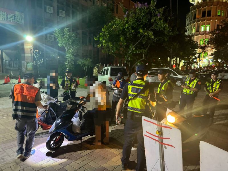善化分局執行「警、環、監」聯合稽查 ，於新市國小前強力取締改裝噪音車輛。