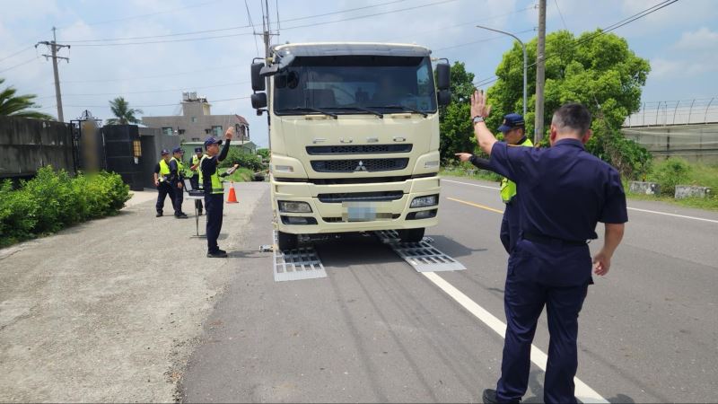 警用活動地磅揪違規　新營警聯手執法鹽水區汫水路段