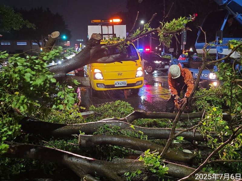 中颱丹娜絲重創雲嘉南！台南淹水、停水電災情慘重 南鯤鯓牌樓倒塌