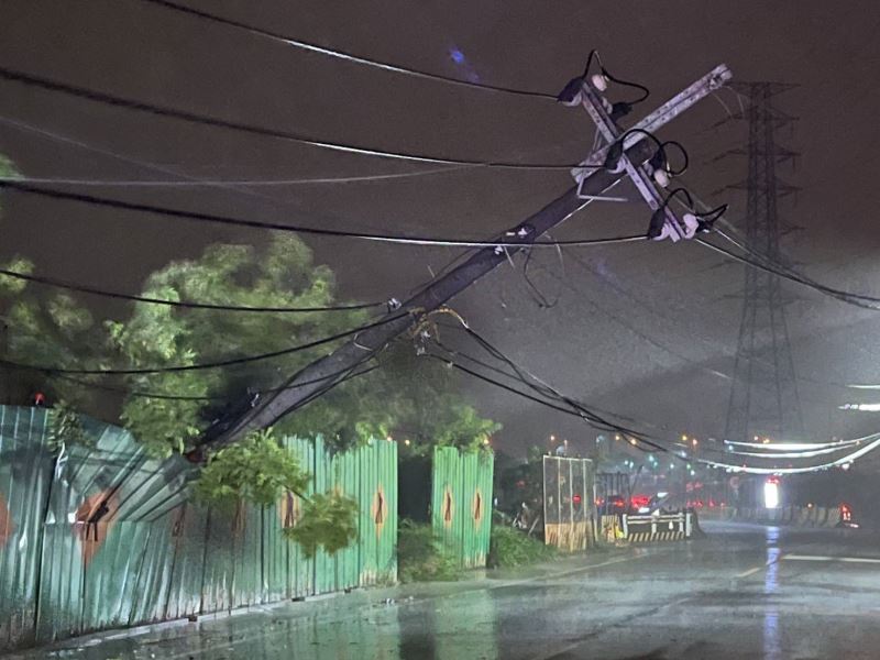 中颱「丹娜絲」來襲電線桿傾倒台南善化警無畏風雨警戒確保市民安全。