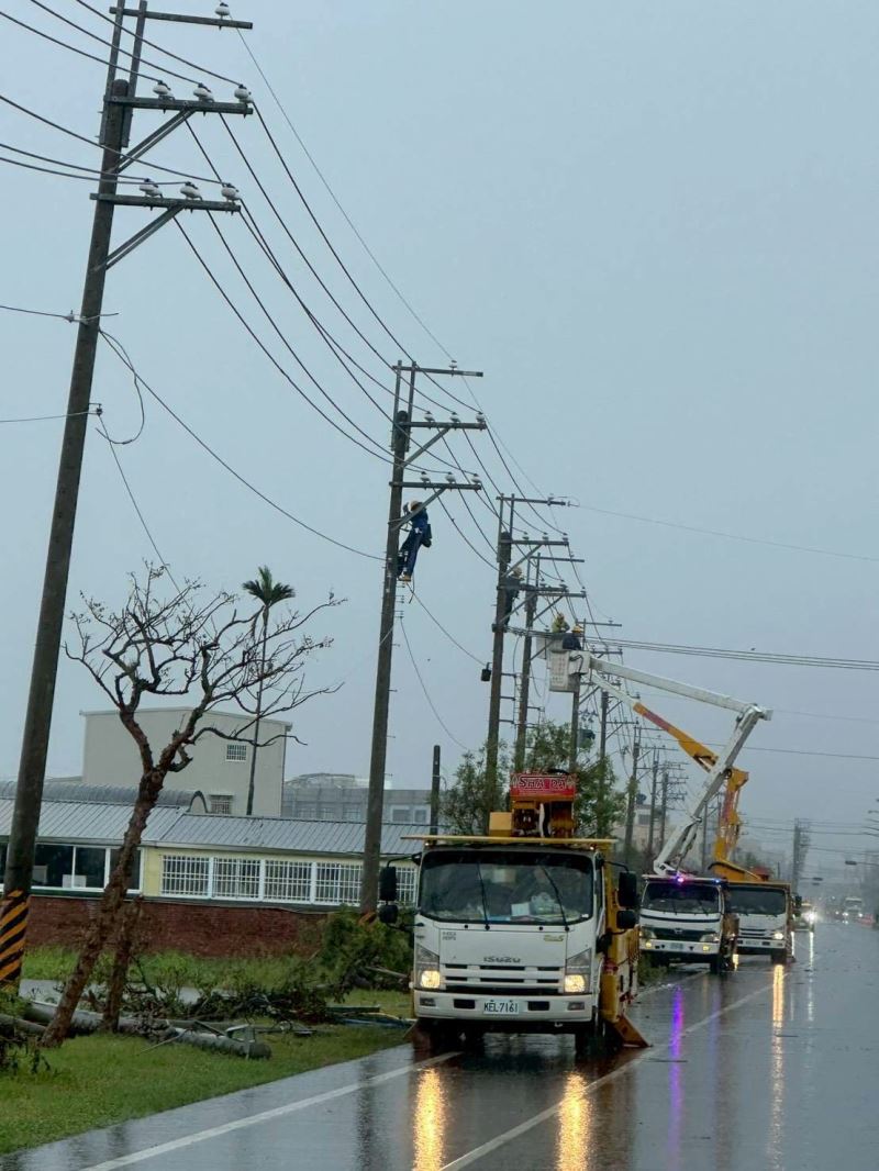 復電家戶亦達23.7萬戶以上，餘4萬多戶近兩日內亦加速恢復供電 臺南市府配合台電、台水修復工程作業儘速讓市民生活恢復正常