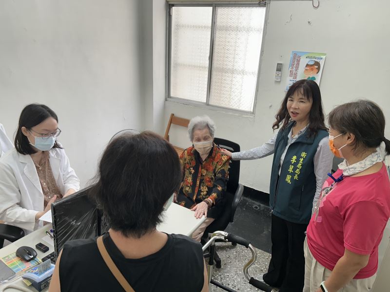 慰勉堅守崗位的醫者精神，災後復原，民眾就醫與健保卡服務不中斷