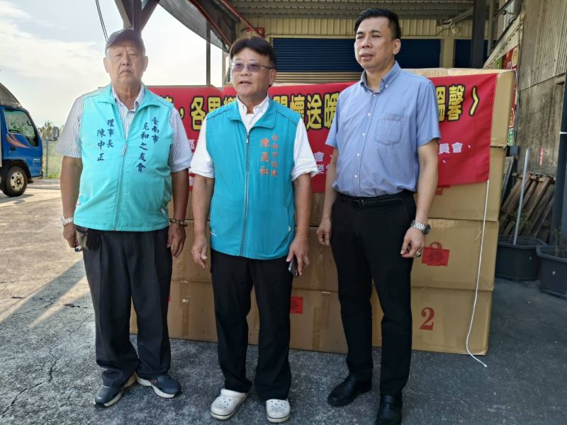 臺南市議員陳昆和，正億棉廠等善心人士，共同發起「送溫馨四季涼被」行動，傳遞溫暖給災區鄉親。