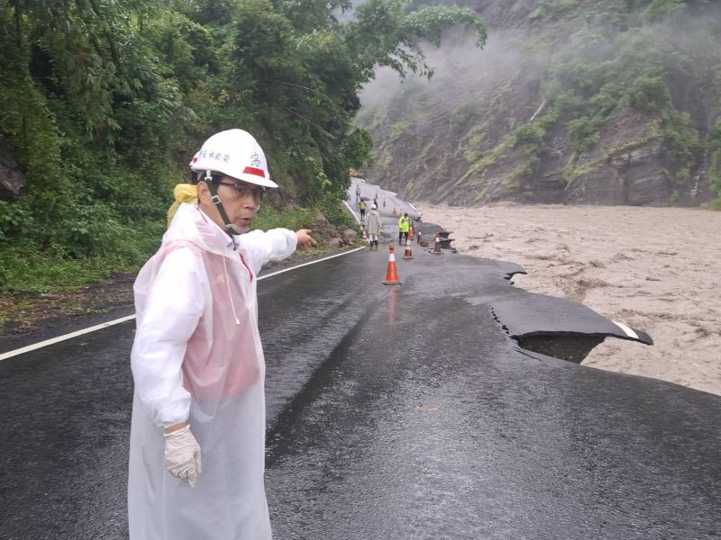 林副市長率隊前進那瑪夏區 保全戶527人全員均安 並與公所災害應變中心開會研商 將陸續調派市府資源協助災後復舊