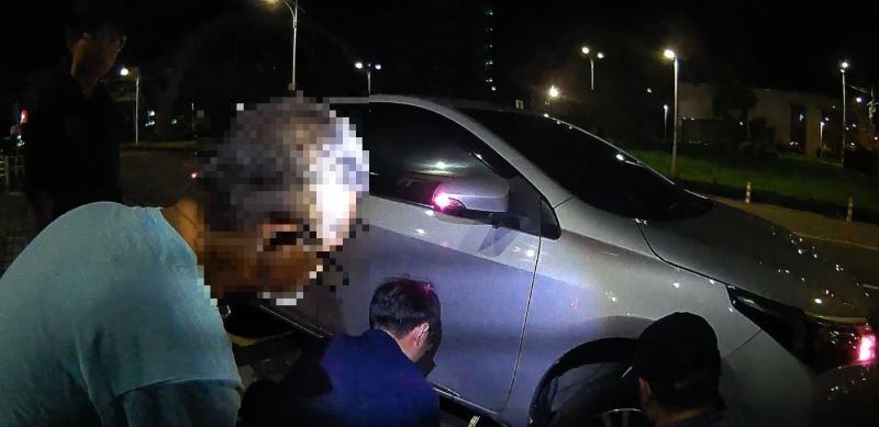 自小客車破胎求助於警  後湖暖警即刻救援