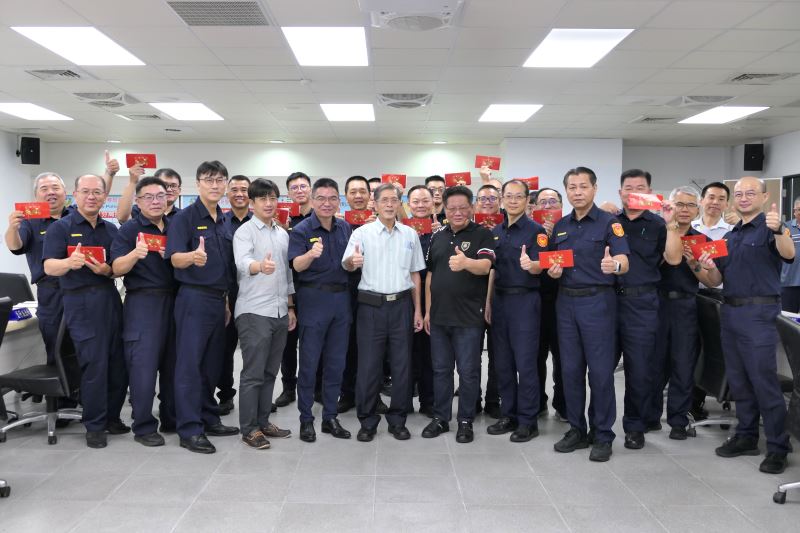 永康警慶祝父親節致贈全聯禮券 不只付清也期許同仁返家探望父親
