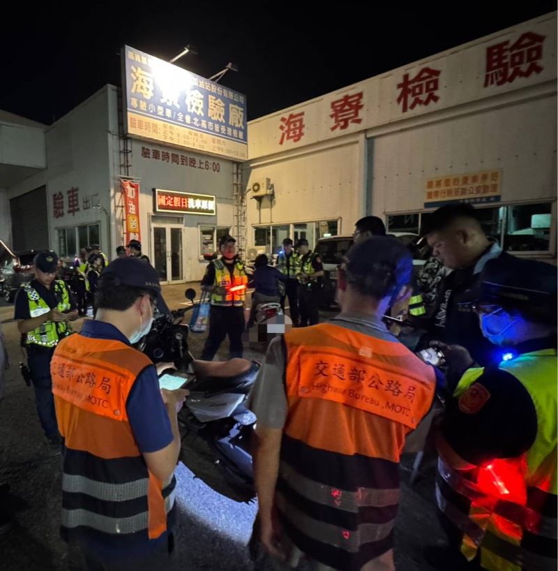 「善警、環監組聯合稽查於海寮加油站旁強力取締改裝噪音車輛」
