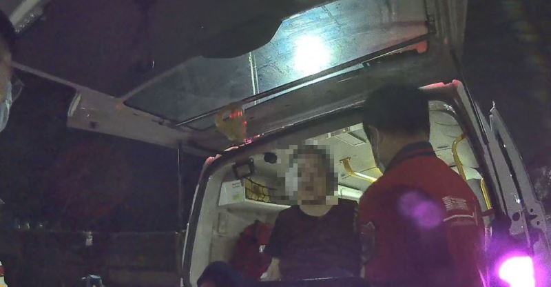 老婦人走路跌倒  公園警協助送醫