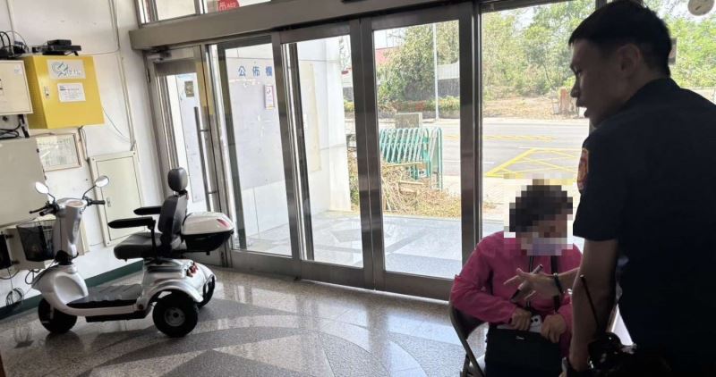 婦人電動代步車沒電  長竹暖警助充電返家