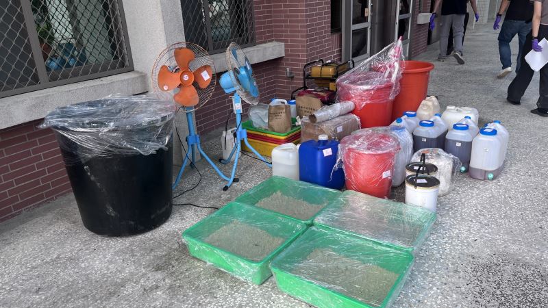 善警夜襲隱蔽工寮 瓦解3人檔喵喵製毒工廠