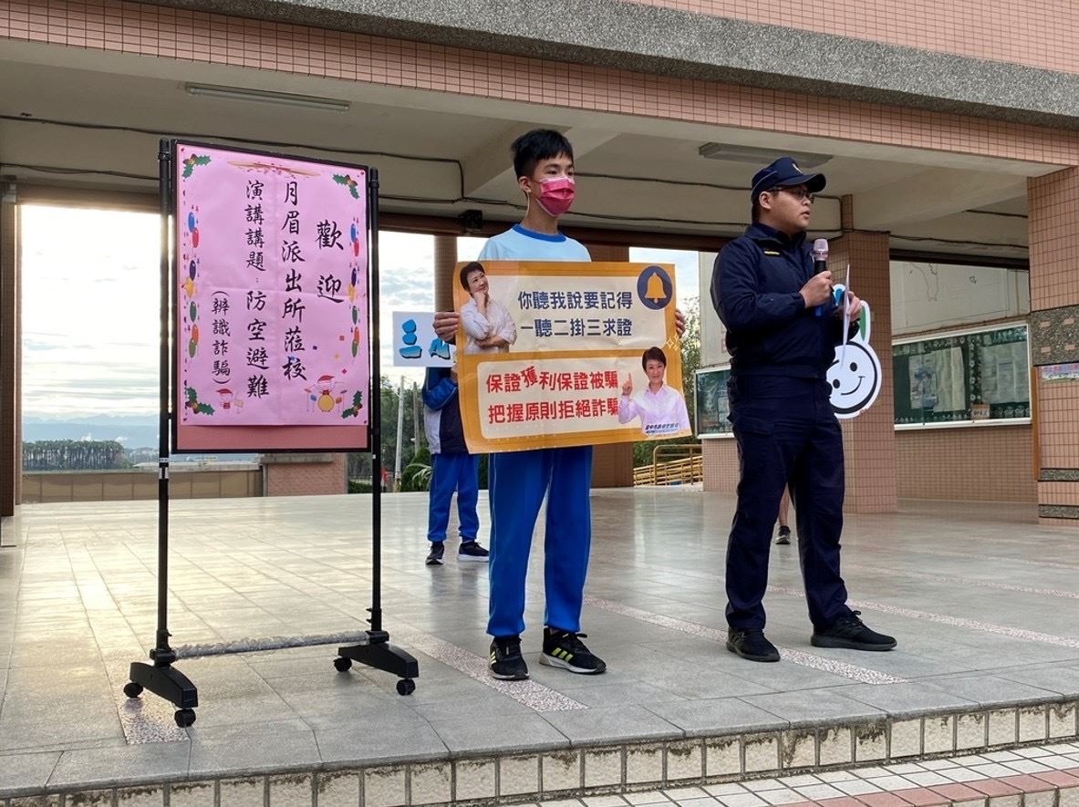 海葵颱風來襲深夜路樹倒塌 警方冒雨排除
