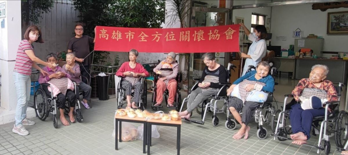 全方位關懷協會 中華民國媒體記者協會「愛心麵包列車溫暖人心」 全方位關懷協會 中華民國媒體記者協會「愛心麵包列車溫暖人心」